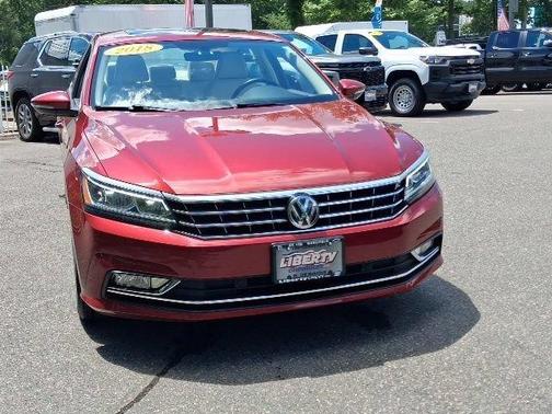 Fortana Red Metallic 2018 Volkswagen Passat 2.0T SE w/ Technology