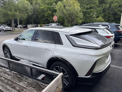 Crystal White Tricoat 2024 Cadillac LYRIQ Luxury