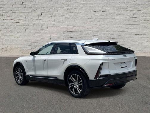 Crystal White Tricoat 2024 Cadillac LYRIQ Luxury