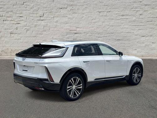 Crystal White Tricoat 2024 Cadillac LYRIQ Luxury