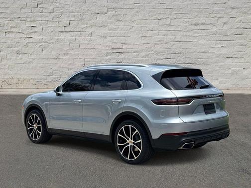 Dolomite Silver Metallic 2023 Porsche Cayenne Platinum Edition