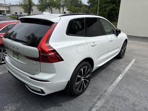 Crystal White Metallic 2023 Volvo XC60 Recharge Plug-In Hybrid T8 Ultimate Dark Theme