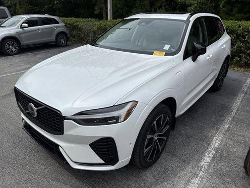 Crystal White Metallic 2023 Volvo XC60 Recharge Plug-In Hybrid T8 Ultimate Dark Theme