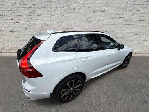 Crystal White Metallic 2023 Volvo XC60 Recharge Plug-In Hybrid T8 Ultimate Dark Theme