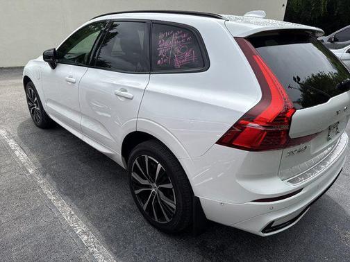 Crystal White Metallic 2023 Volvo XC60 Recharge Plug-In Hybrid T8 Ultimate Dark Theme