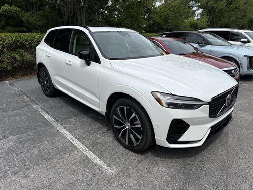 Crystal White Metallic 2023 Volvo XC60 Recharge Plug-In Hybrid T8 Ultimate Dark Theme
