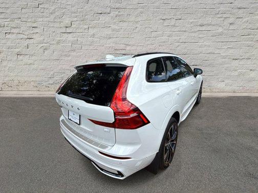 Crystal White Metallic 2023 Volvo XC60 Recharge Plug-In Hybrid T8 Ultimate Dark Theme