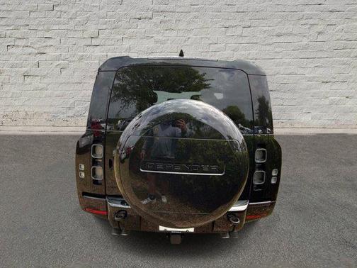 2025 Land Rover Defender V8