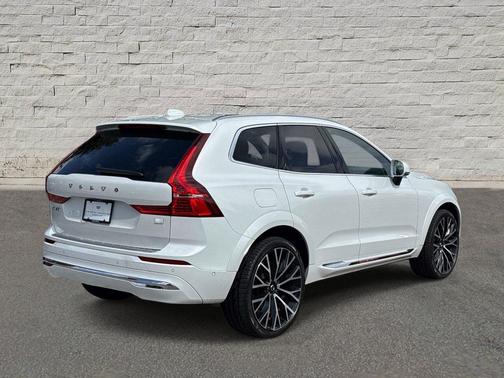 Crystal White 2022 Volvo XC60 Recharge Plug-In Hybrid T8 Inscription
