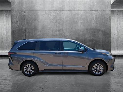 2023 Toyota Sienna LE