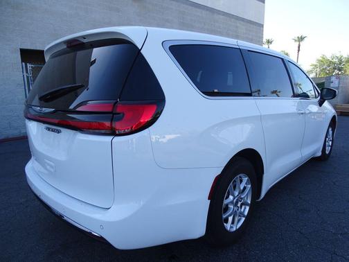 Bright White Clearcoat 2023 Chrysler Pacifica Touring L
