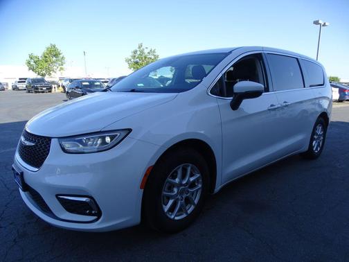 Bright White Clearcoat 2023 Chrysler Pacifica Touring L