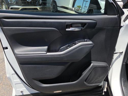 Wind Chill Pearl 2022 Toyota Highlander Hybrid XLE