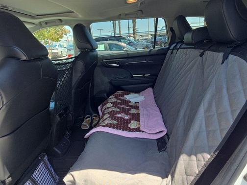 Wind Chill Pearl 2022 Toyota Highlander Hybrid XLE