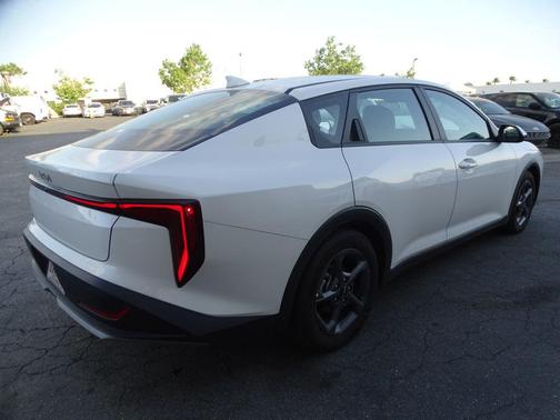 Snow White Pearl 2025 Kia K4 LXS