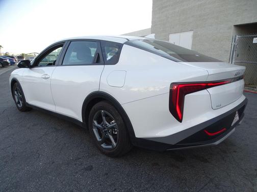 Snow White Pearl 2025 Kia K4 LXS