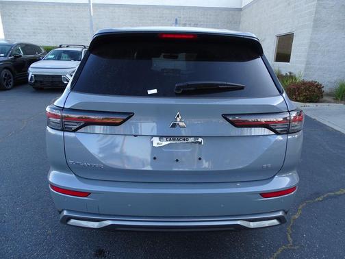 Moonstone Gray Metallic 2025 Mitsubishi Outlander SE 2.5 2WD