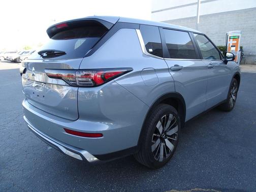 Moonstone Gray Metallic 2025 Mitsubishi Outlander SE 2.5 2WD