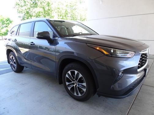 Magnetic Gray Metallic 2024 Toyota Highlander XLE