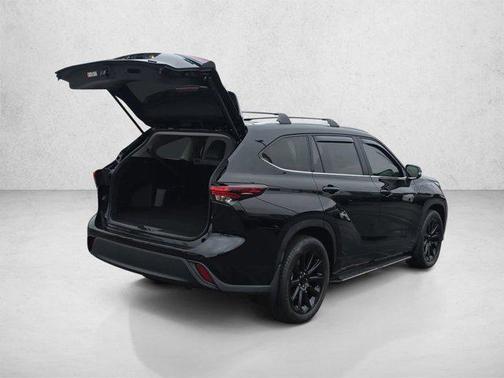 Midnight Black Metallic 2026 Toyota Highlander Hybrid XLE