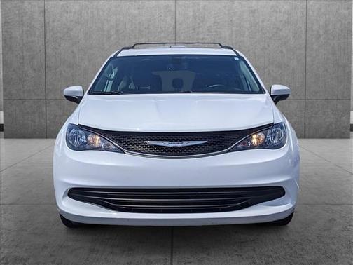 Photo 2 of 32 of 2020 Chrysler Voyager LXI