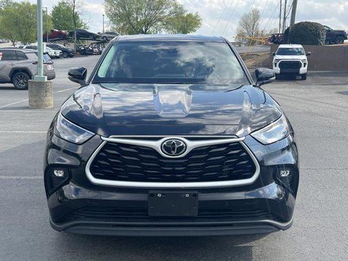 Midnight Black Metallic 2025 Toyota Highlander LE