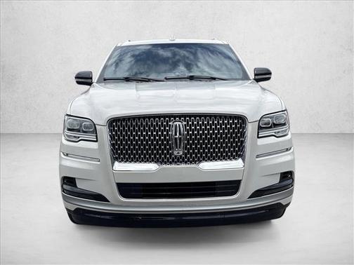 Ceramic Pearl Metallic Tri-Coat 2024 Lincoln Navigator Reserve