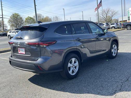 Magnetic Gray Metallic 2025 Toyota Highlander LE