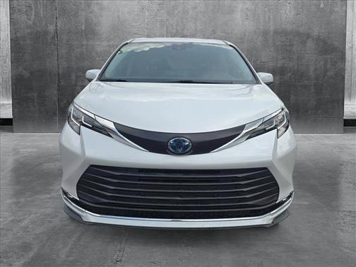 2023 Toyota Sienna XLE 8 Passenger