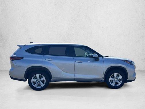 Celestial Silver Metallic 2025 Toyota Highlander LE