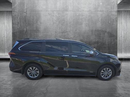 2021 Toyota Sienna LE