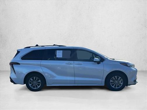2025 Toyota Sienna XLE