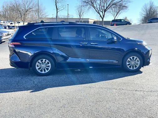 2021 Toyota Sienna XLE 8 Passenger