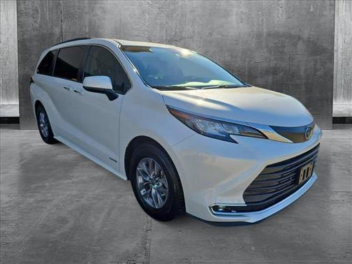 2021 Toyota Sienna XLE 8 Passenger