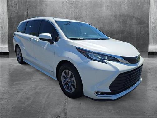 2021 Toyota Sienna XLE 8 Passenger