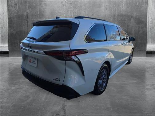 2021 Toyota Sienna XLE 8 Passenger