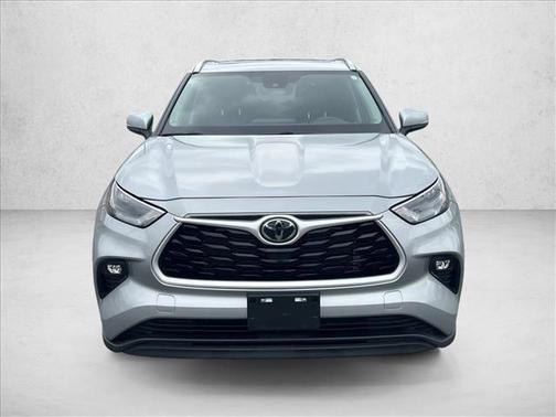 Celestial Silver Metallic 2025 Toyota Highlander XLE