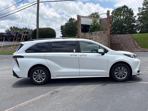 Wind Chill Pearl 2026 Toyota Sienna XLE