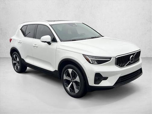 2023 Volvo XC40 B5 Plus Bright Theme
