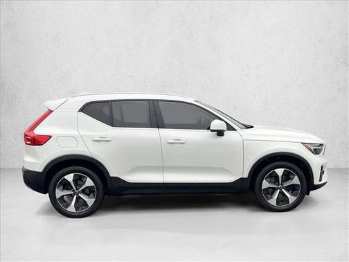 2023 Volvo XC40 B5 Plus Bright Theme