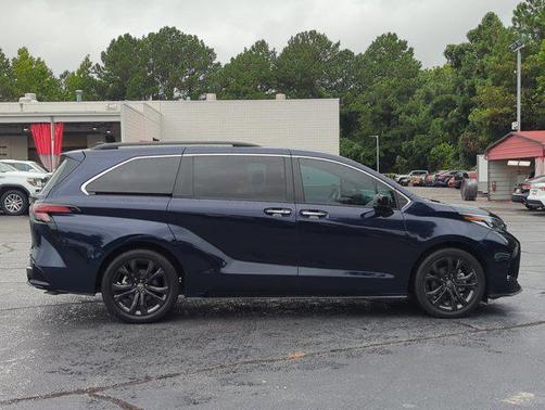 2022 Toyota Sienna XSE 7 Passenger