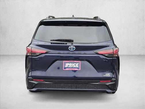 2022 Toyota Sienna XSE 7 Passenger