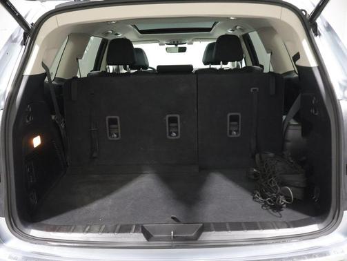 Ice Silver Metallic 2022 Subaru Ascent Limited 8-Passenger