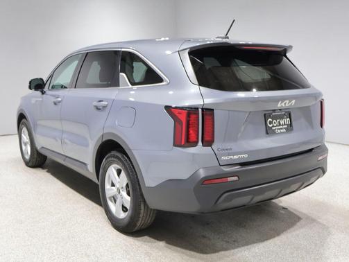 Everlasting Silver 2023 Kia Sorento LX