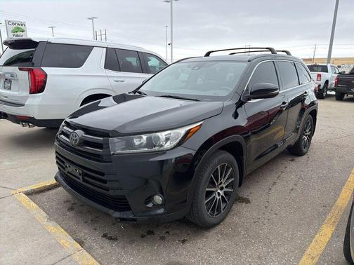 Midnight Black Metallic 2017 Toyota Highlander SE