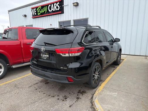 Midnight Black Metallic 2017 Toyota Highlander SE