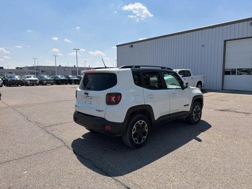 Alpine White 2017 Jeep Renegade Trailhawk