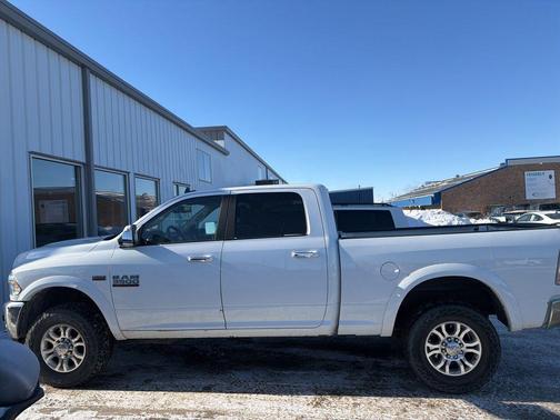 2017 RAM 3500 Laramie Crew Cab 4x4 6'4' Box