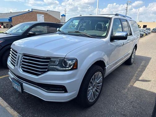 White Platinum Tri-Coat 2016 Lincoln Navigator Select