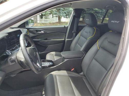 Summit White 2025 Chevrolet Trax FWD ACTIV
